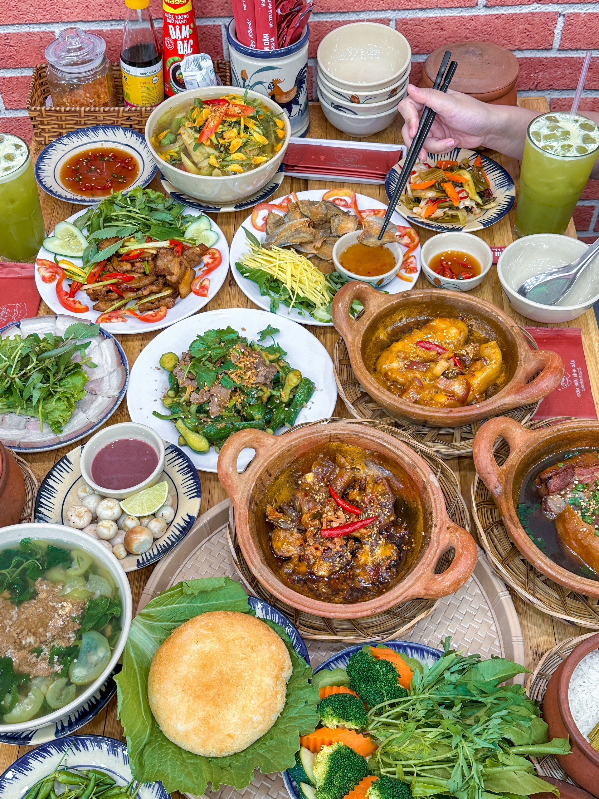 Cơm niêu Chú Long Sài Gòn- Lựa chọn ẩm thực tuyệt vời của Hoa hậu Võ Thu Sương