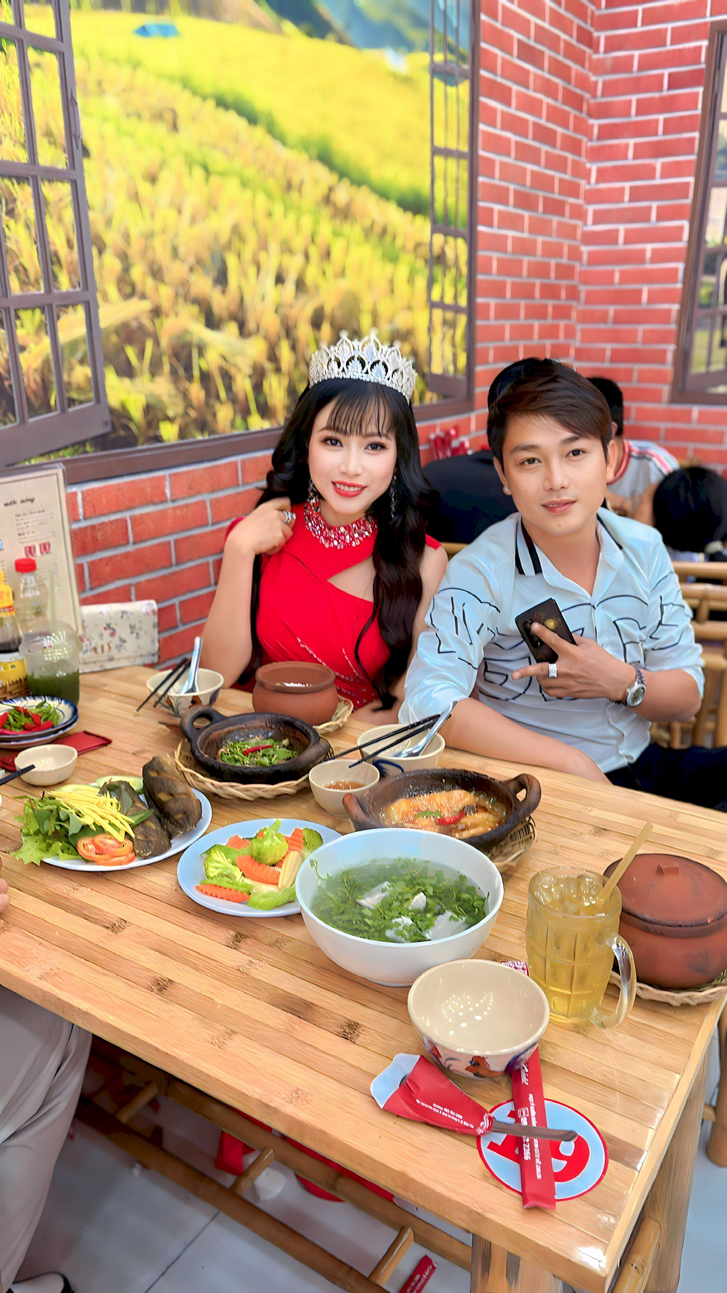 Hoa hậu Võ Thu Sương chia sẻ địa điểm ăn uống ngon tại TPHCM: Tôi bị ghiền cơm niêu Út Long