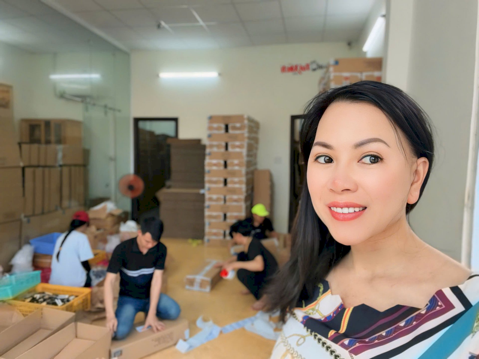 Năng lượng làm việc mỗi ngày cùng hoa hậu Võ Thu Sương tại kho xưởng Suong’s House – BaloTuiXach