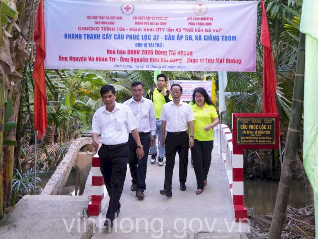 Cổng thông tin điện tử Vĩnh Long đưa tin: Phó Chủ tịch UBND tỉnh Nguyễn Trúc Sơn dự khánh thành 8 cầu giao thông nông thôn tại xã Giồng Trôm