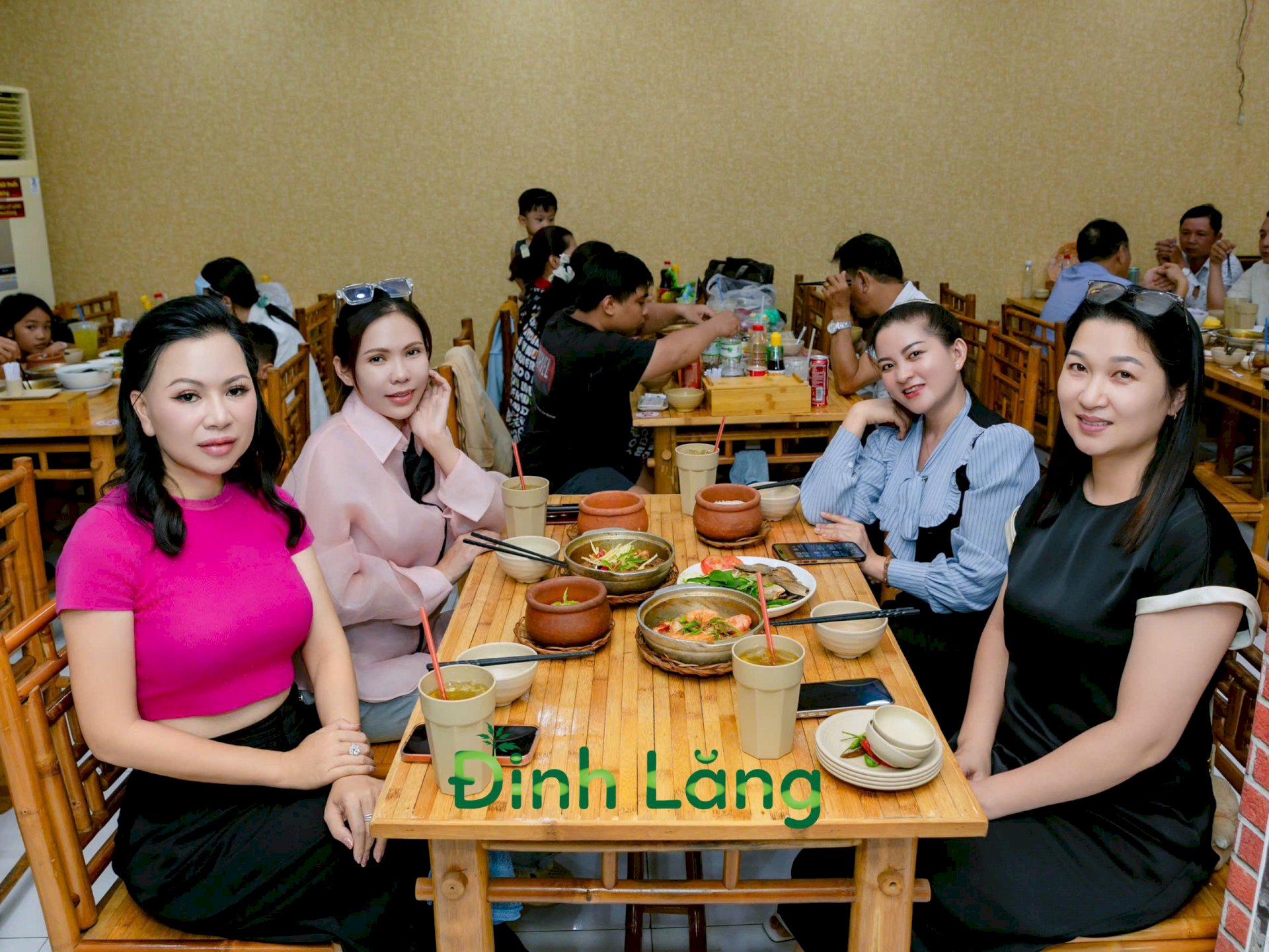 Hoa hậu Võ Thu Sương mời bạn bè, đối tác thưởng thức cơm niêu Đinh Lăng với thực đơn ngon, bổ dưỡng vì sức khỏe