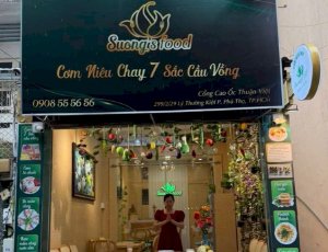 Ngày khai trương Suong’s Food – Mâm cúng đủ đầy, thực khách ghé quán review cơm niêu chay 7 sắc cầu vồng