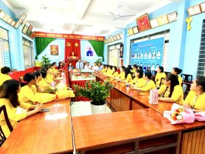 Hoa hậu Doanh nhân Võ Thu Sương trở về Trường THCS Chu Văn An trao quà và tri ân thầy cô