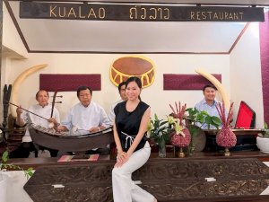 Hoa hậu Võ Thu Sương - 8 năm trở lại Lào, gặp lại nhà hàng và người chú đánh nhạc thân quen