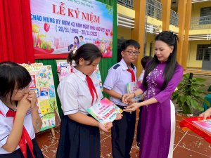 Trường THCS Chu Văn An kỷ niệm 20/11 và đón Hoa hậu Võ Thu Sương trao học bổng cho học sinh