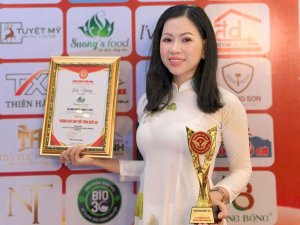 Hoa hậu Võ Thu Sương bay đêm ra Hà Nội nhận giải Top 10 Thương Hiệu Chay Quốc Gia 2026