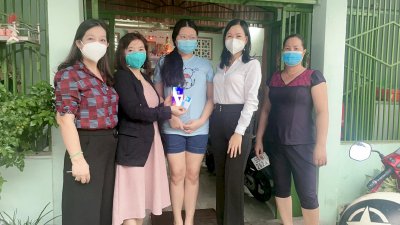 Võ Thu Sương và những người bạn trao tặng điện thoại quà hỗ trợ cho các bé có hoàn cảnh khó khăn học online