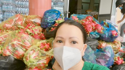 Hoa hậu Võ Thu Sương cúi xuống thật gần với người bán vé số, ve chai