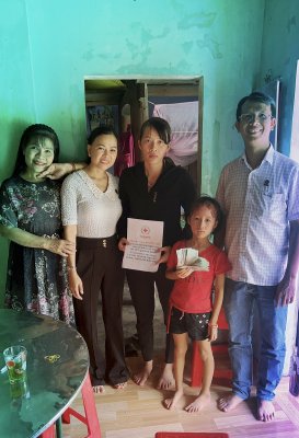 Hội Chữ Thập Đỏ Phúc Lộc trao tặng bé Nguyễn Thị Diễm Quỳnh bị bỏng nặng 23 triệu đồng (Chương trình 6)