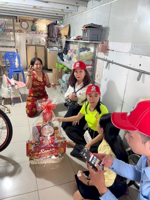 Ăn Vặt KaTin cùng Hội chữ thập đỏ Phúc Lộc và mạnh thường quân trao tặng 85 suất quà Tết  phường 3,8,11 quận 11 Xuân Quý Mão 2023