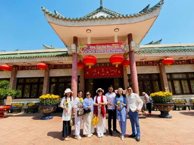 Hoa hậu Võ Thu Sương  giữ nét đẹp văn hóa viếng Chùa Bà Chúa Xứ, Núi Sam, Châu Đốc, An Giang.