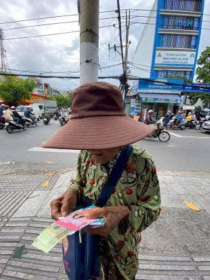 Hoa hậu Võ Thu Sương tiếp tục tặng tiền và Áo mưa đều đặn cho người nghèo mưu sinh