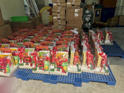 Câu Lạc  Bộ Văn Hóa Doanh Nhân Trẻ Xúc Tiến Thương Mại chuyển quà Tết đến Ủy Ban Mặt Trận Tổ Quốc Thành phố