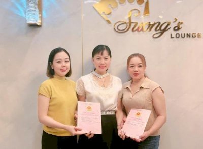 Xã Luận đưa tin | Một công ty tại TP Hồ Chí Minh tặng sổ đỏ 1.200m2 cho nữ nhân viên sau 10 năm cống hiến