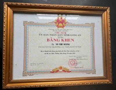 Bằng khen UBND tỉnh Long An: Bà Võ Thu Sương đã có thành tích đóng góp kinh phí thực hiện công tác xã hội tại thị xã Kiến Tường, tỉnh Long An