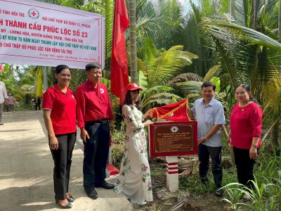 Hoa hậu Võ Thu Sương tại Lễ khánh thành Cầu Phúc Lộc số 23 - Liên xã Long Mỹ - Lương Hòa, huyện Giồng Tôm, tỉnh Bến Tre