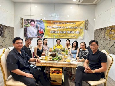 Hoa hậu Võ Thu Sương chào mừng Đại sứ Ẩm thực Toàn cầu Arnold Đặng Trung Hiếu đến thưởng thức Cơm Niêu Út Long