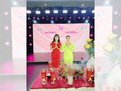 Hoa hậu Võ Thu Sương cùng đồng nghiệp cúng sân khấu trước khi diễn ra chương trình Doanh nhân Cộng đồng