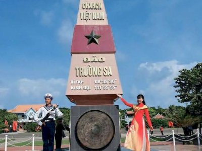 Báo Mới: Hoa hậu Võ Thu Sương mặc áo dài đến Trường Sa làm thiện nguyện