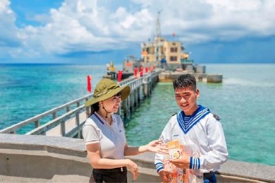 Báo Thanh Niên: Hoa hậu Võ Thu Sương đến Trường Sa tặng quà cho cán bộ chiến sĩ