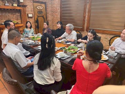 Hoa hậu Võ Thu Sương cùng chiến hữu quây quần bên mâm cơm nhà, rau vườn Sương's House