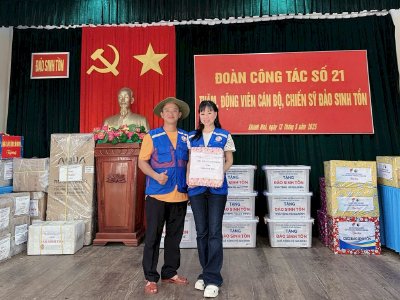 Hoa hậu Võ Thu Sương, đại diện thiện nguyện Phúc Lộc, gửi quà tặng đến cán bộ, chiến sĩ đang làm nhiệm vụ tại đảo Sinh Tồn