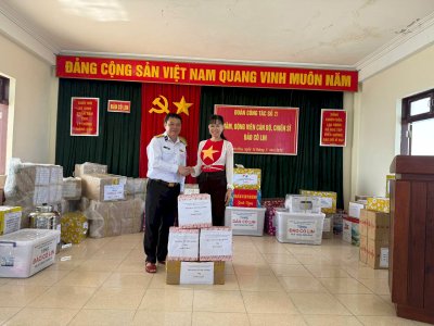Hoa hậu Võ Thu Sương đại diện thiện nguyện Phúc Lộc gửi quà tặng đến cán bộ, chiến sĩ đảo Cô Lin