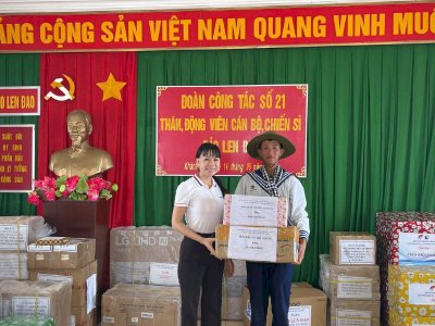 Hoa hậu Võ Thu Sương đại diện thiện nguyện Phúc Lộc gửi quà tặng đến cán bộ, chiến sĩ đảo Len Đao