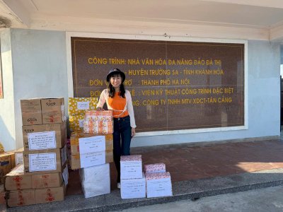Hoa hậu Võ Thu Sương, đại diện thiện nguyện Phúc Lộc, trao quà ý nghĩa đến cán bộ, chiến sĩ đảo Đá Thị
