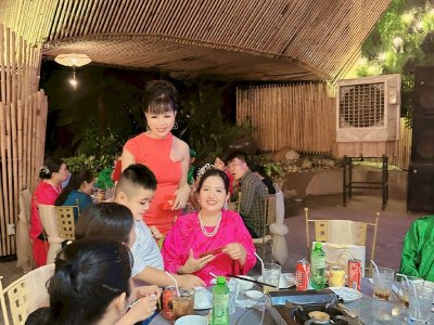 Hoa hậu Võ Thu Sương dự đám cưới 32 cặp đôi khó khăn, trao phong bì lì xì chúc phúc hạnh phúc