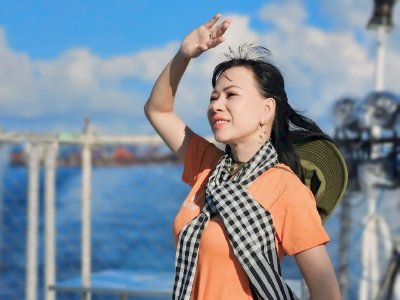 Hoa hậu Võ Thu Sương giản dị trong chiếc áo thun Sương's House team Tổ 1 Đảo Đá Thị