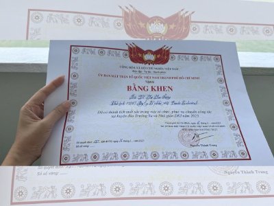 Hoa hậu Võ Thu Sương nhận bằng khen từ Ủy ban MTTQ Việt Nam TP.HCM cho hoạt động phục vụ chuyến công tác tại huyện đảo Trường Sa và Nhà giàn DKI