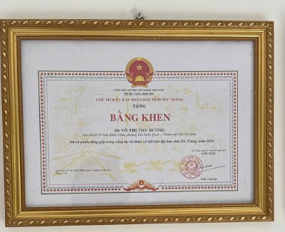 Hoa hậu Võ Thu Sương nhận bằng khen vì công tác từ thiện xã hội tỉnh Sóc Trăng