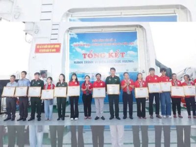 Hoa hậu Võ Thu Sương tại chương trình Tổng kết Hành trình vì biển đảo quê hương