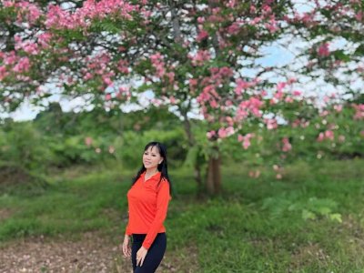 Hoa hậu Võ Thu Sương rạng rỡ bên cây muồng anh đào tại Nam Cát Tiên, khoe vẻ đẹp tươi trẻ giữa thiên nhiên