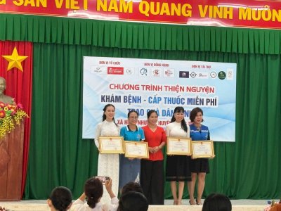 Hoa hậu Võ Thu Sương tại chương trình thiện nguyện Khám bệnh - Cấp thuốc miễn phí Trao quà dân sinh xã Hưng Nhường, huyện Giồng Trôm, tỉnh Bến Tre