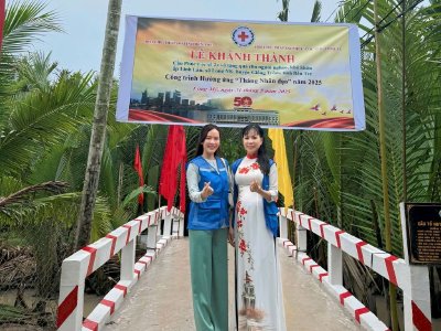 Hoa hậu Võ Thu Sương tại Lễ khánh thành Cầu Phúc Lộc số 24 - ấp Linh Lân, xã Long Mỹ, huyện Giồng Tôm, tỉnh Bến Tre