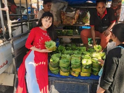Hoa hậu Võ Thu Sương tham quan chợ địa phương Taibesi - Dili, Timor-Leste