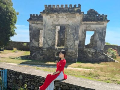 Khu nhà cổ bên bờ biển hoang sơ ở Timor-Leste, hoa hậu Võ Thu Sương dịu dàng trong tà áo dài đỏ