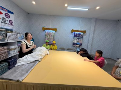 Hoa hậu Võ Thu Sương cùng gia đình trải nghiệm mua sắm lụa tơ tằm tại Phú Quốc