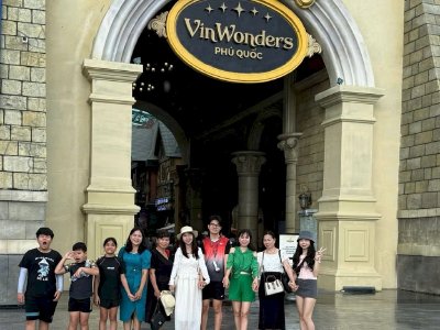 Hoa hậu Võ Thu Sương và VinWonders Phú Quốc - Hành trình kỳ thú cùng màn biểu diễn cho cá ăn tại Cung điện Hải Vương