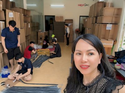 Hoa hậu Võ Thu Sương – Buổi sáng làm việc năng suất tại kho hàng Suong’s House