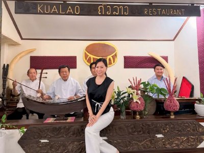 Hoa hậu Võ Thu Sương - 8 năm trở lại Lào, gặp lại nhà hàng và người chú đánh nhạc thân quen