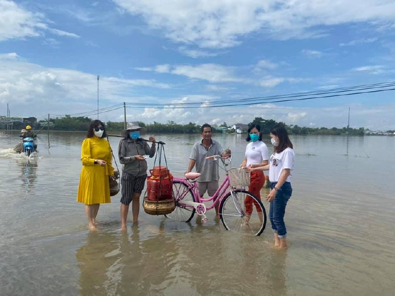 Hoa hậu chân đất Võ Thu Sương tặng tiền cho 12 bà con nghèo Bình Định tháng 10/2021