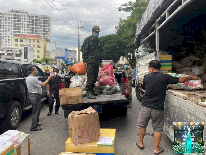 Võ Thu Sương cùng những người bạn, bà con Bình Phước tặng quà và rau xanh cho bà con vùng dịch tại TPHCM 