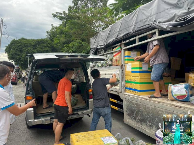 Võ Thu Sương cùng những người bạn, bà con Bình Phước tặng quà và rau xanh cho bà con vùng dịch tại TPHCM 