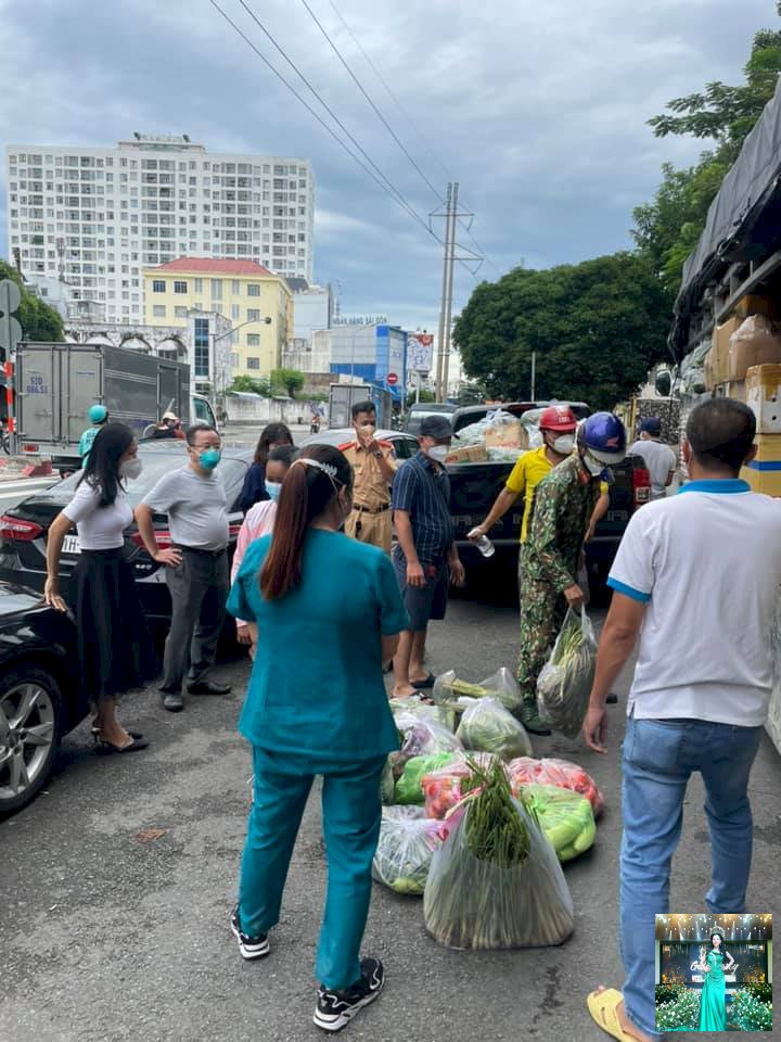 Võ Thu Sương cùng những người bạn, bà con Bình Phước tặng quà và rau xanh cho bà con vùng dịch tại TPHCM 