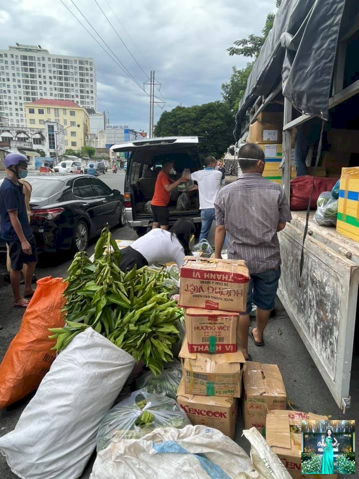 Võ Thu Sương cùng những người bạn, bà con Bình Phước tặng quà và rau xanh cho bà con vùng dịch tại TPHCM 