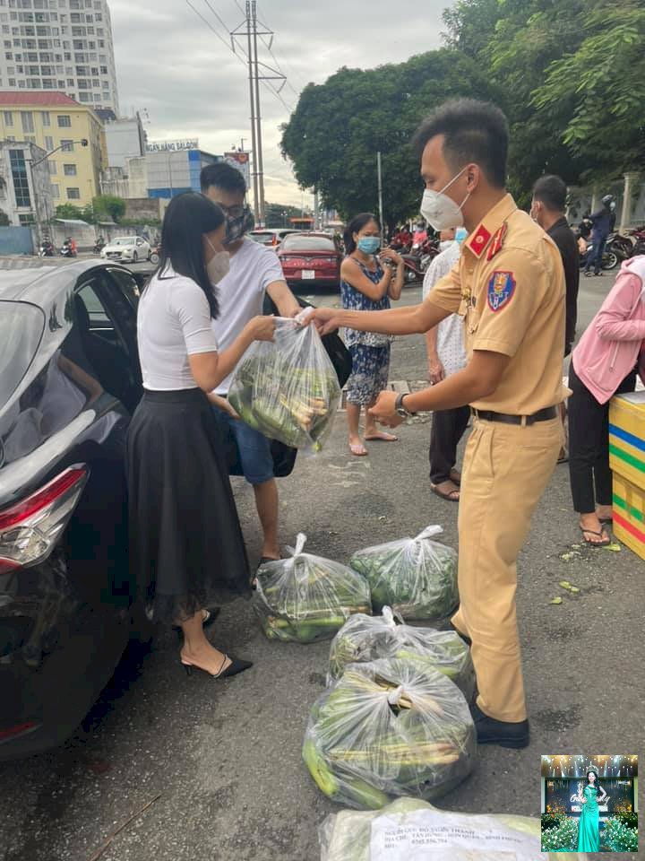 Võ Thu Sương cùng những người bạn, bà con Bình Phước tặng quà và rau xanh cho bà con vùng dịch tại TPHCM 