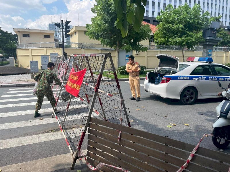 Võ Thu Sương và những người bạn Chị Hoa Bình Phứoc gửi tặng 199  phần rau trao cho bà con TPHCM 